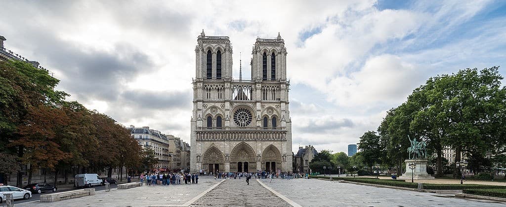 Parvis Notre-Dame, ou place Jean-Paul-II
