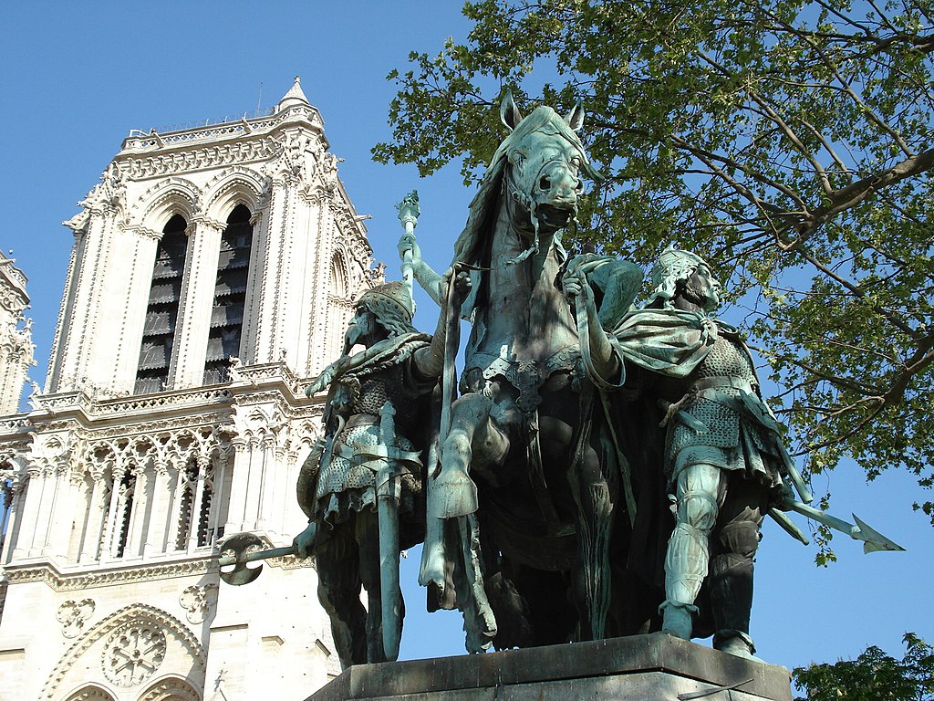 Statue de Charlemagne et de ses leudes Roland et Olivier