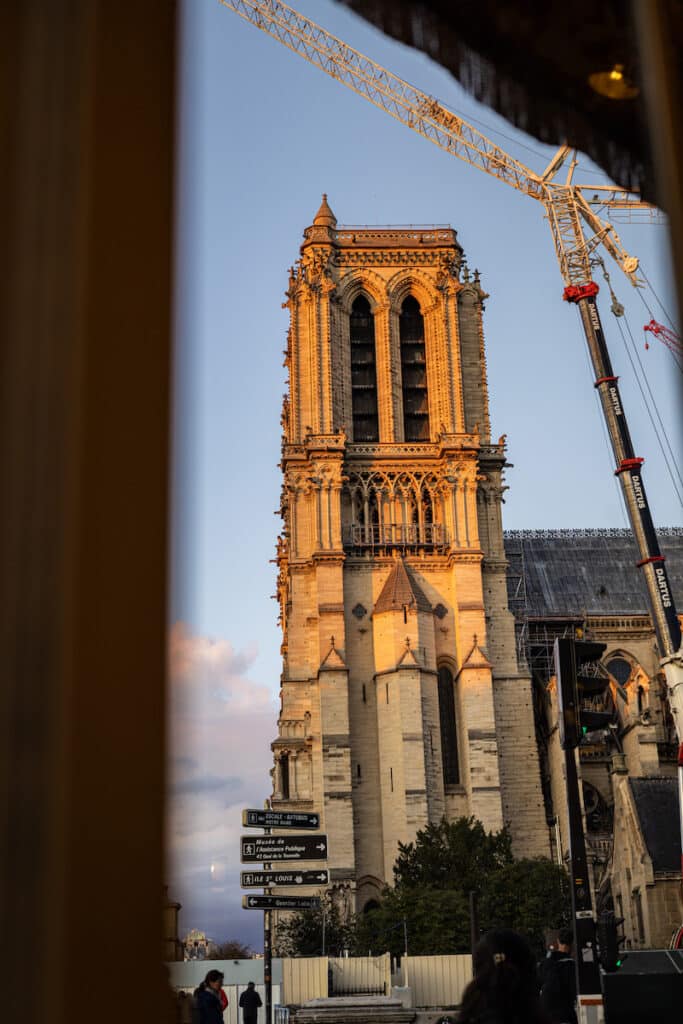 Café Panis – Brasserie parisienne authentique face à Notre-Dame