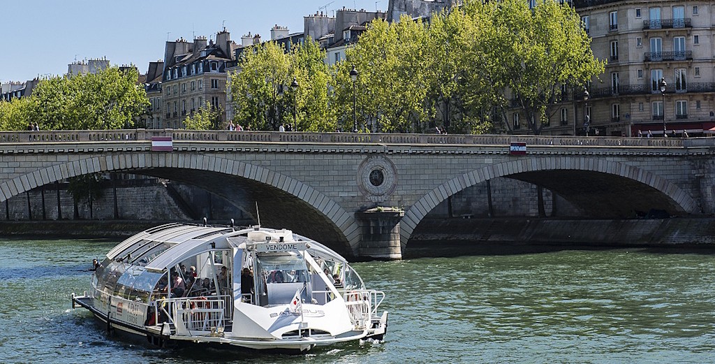 Batobus taxi hop-on hop-off sur la Seine, idéal pour visiter Paris
