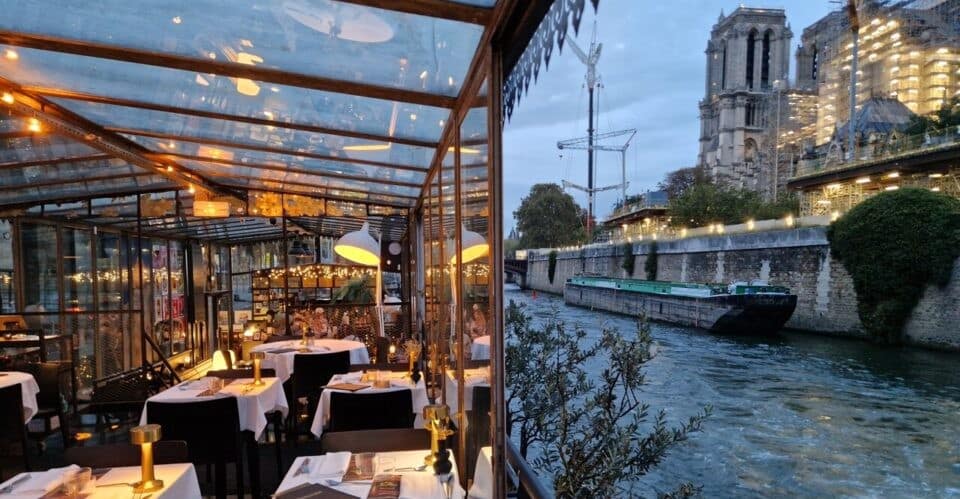 La Nouvelle Seine, un théâtre-bateau restaurant à Paris