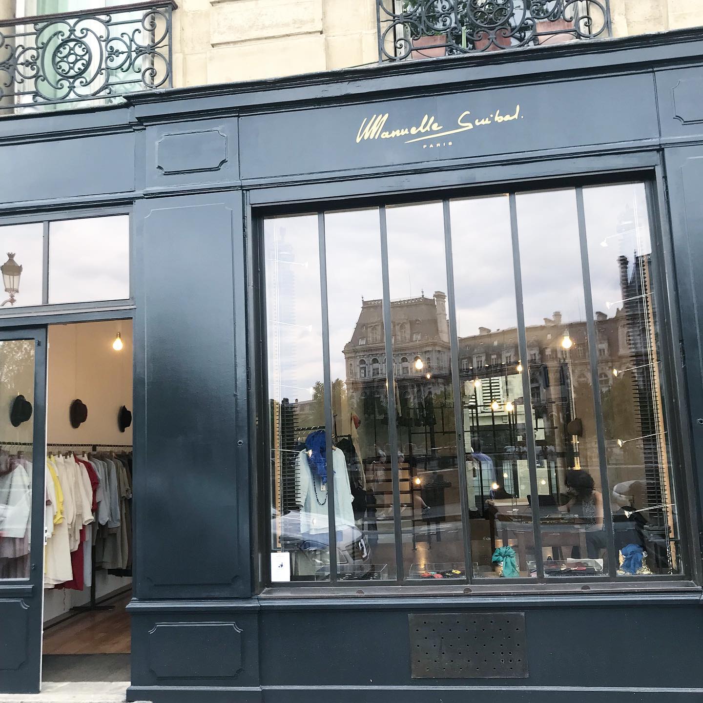 Manuelle Guibal – Vêtements pour femmes et hommes – 21 Quai aux Fleurs – Paris