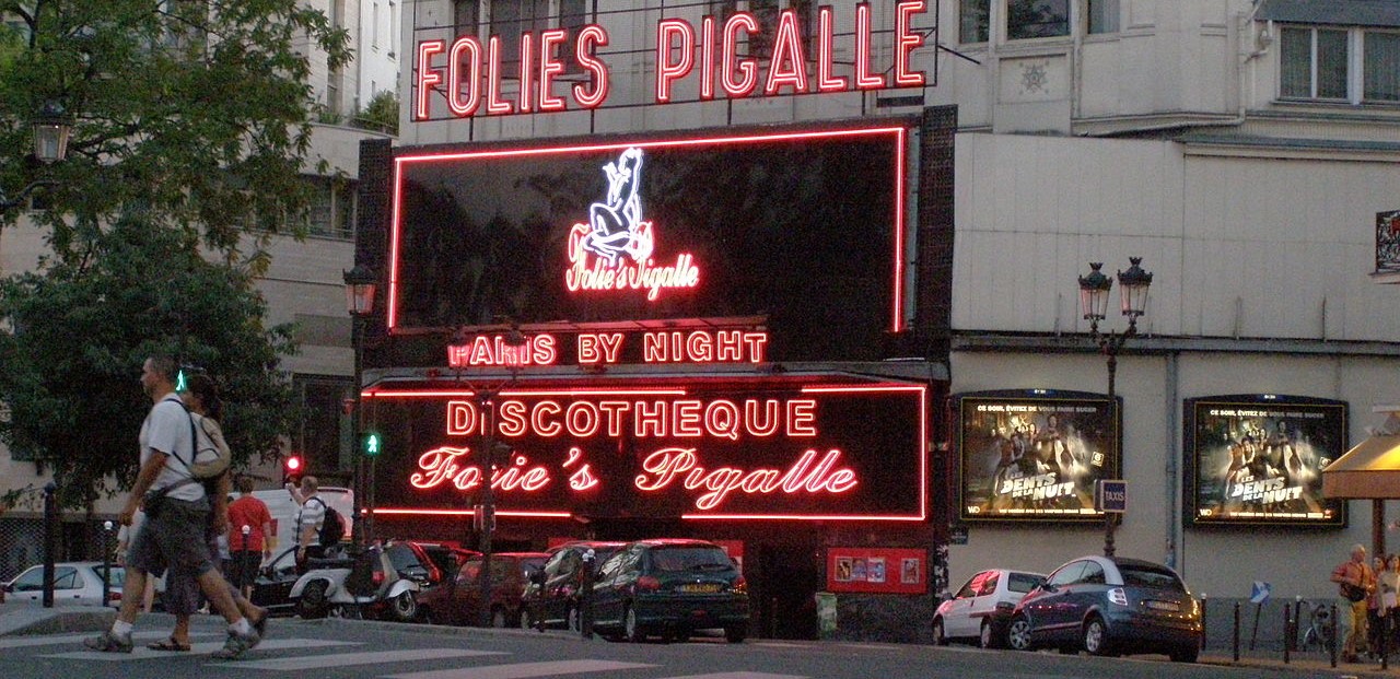 Quartier Pigalle, un lieu célèbre pour les fêtes et la prostitution. Depuis 1881
