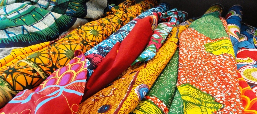 Marché Saint-Pierre au pied de Montmartre, tissus et autres accessoires à prix de gros