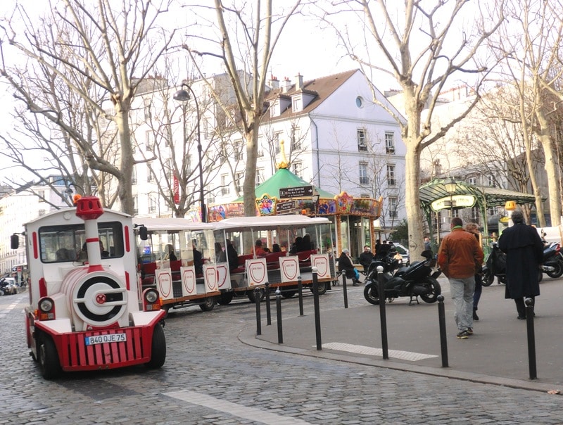 Hogyan mászzuk meg a Montmartre-dombot kisvonattal a Pigalle-tól a Tertre térig