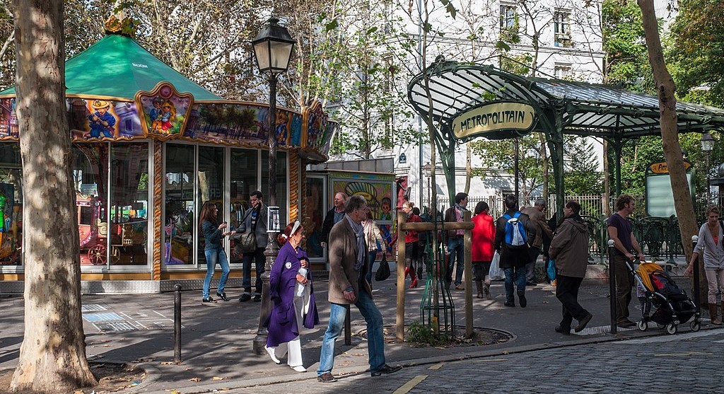Place Blanche, édicule Guimard et station de métro la plus profonde de Paris