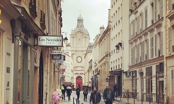 Rue des Francs-Bourgeois, ainsi nommée en référence à un hôpital pour « pauvres bourgeois » en 1334