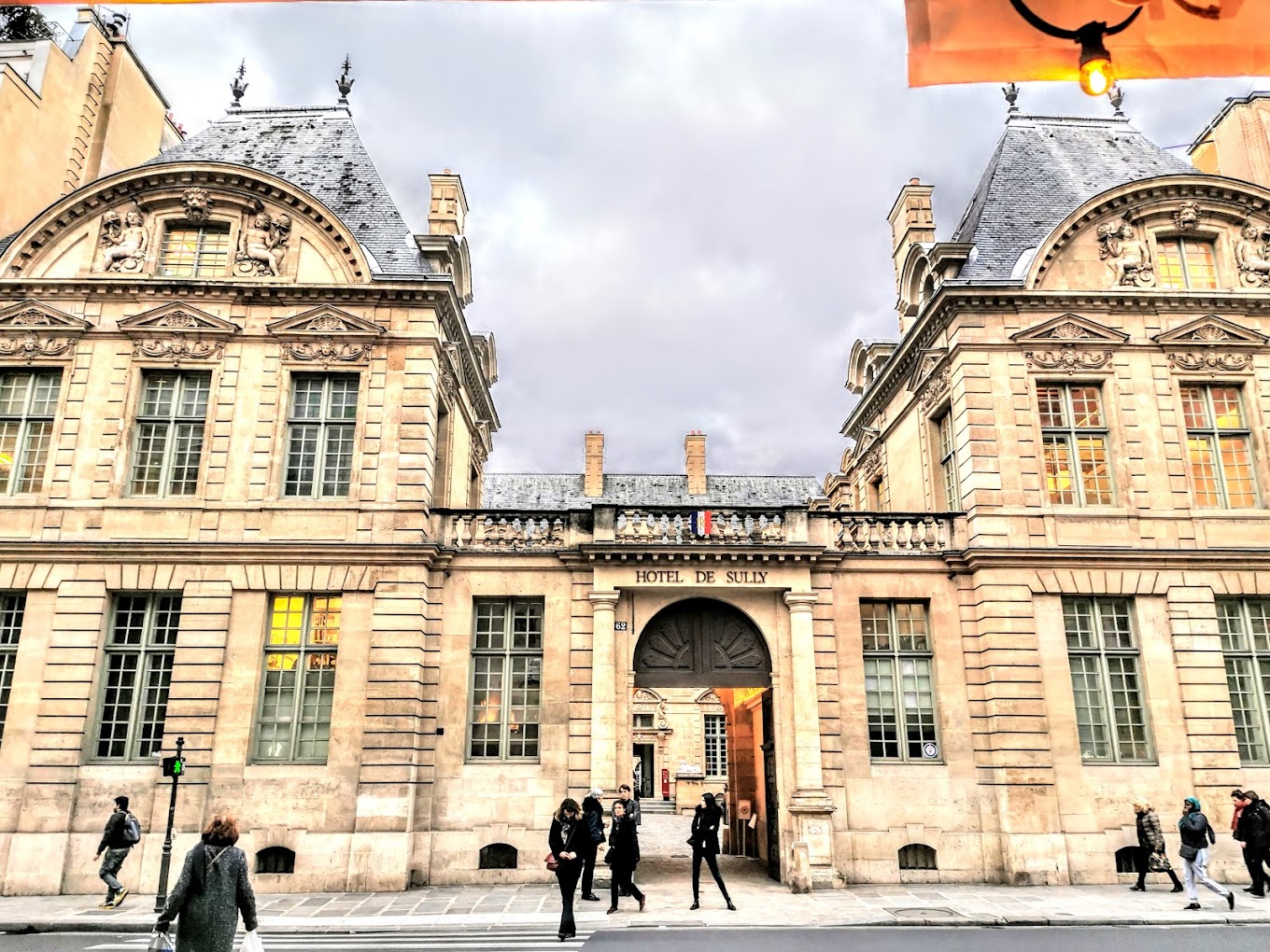 Jardin de l'Hôtel de Sully, un havre de paix dans le Marais, une porte d'accès à la place des Vosges
