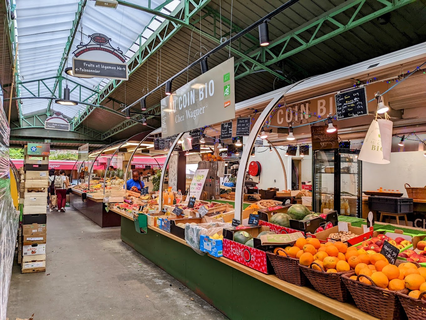 Marché des Enfants-Rouges, depuis 1615, toujours sans une ride, entre la rue des Oiseaux et la rue de Bretagne