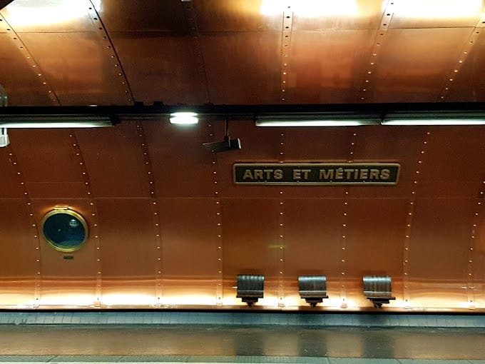 Station de métro Arts et Métiers, murs de cuivre, univers technique et industriel, à voir