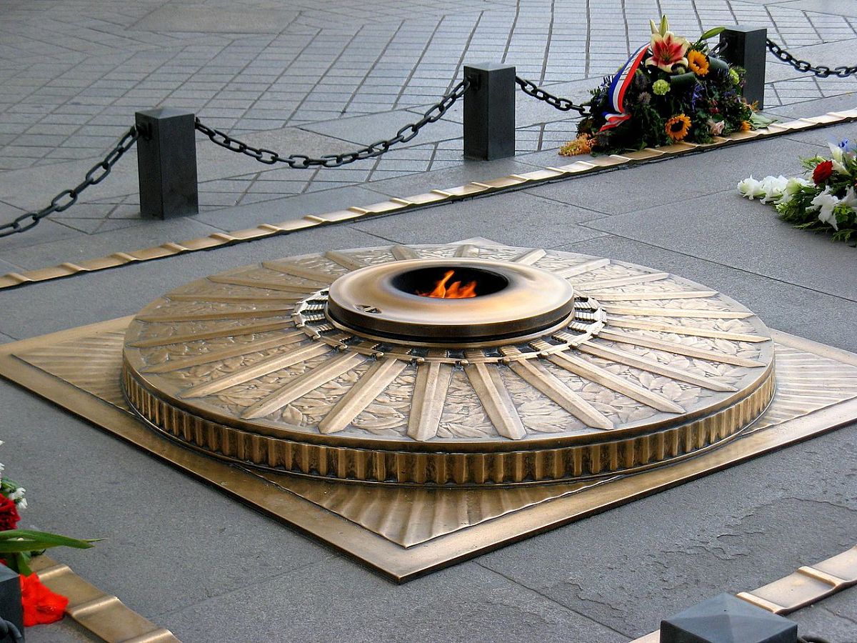 Tombe du Soldat inconnu sous l'Arc de Triomphe de Paris