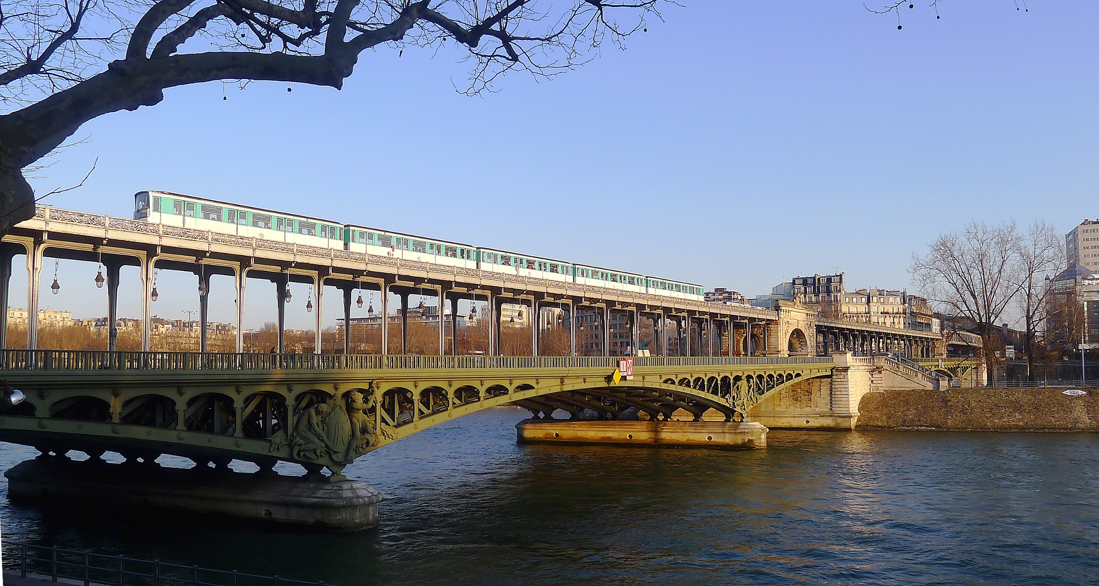 Pont Bir-Hakeim, vue exceptionnelle et symbole de la Seconde Guerre mondiale