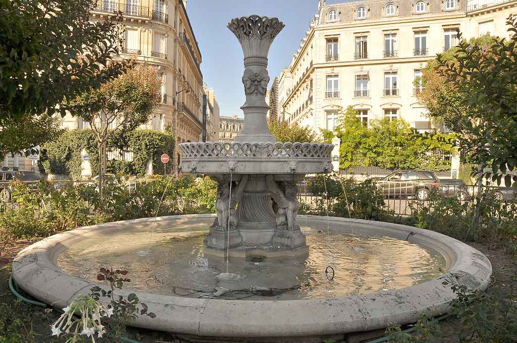 Place François-Ier, quartier élégant, fontaine, proximité du « Triangle d’or »