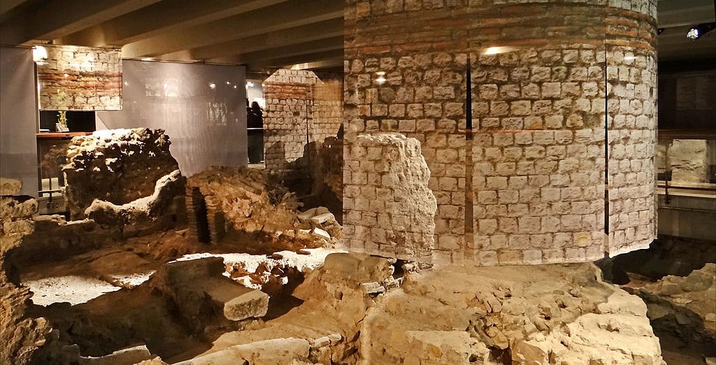 Crypte Archéologique de l'İle de la Cité