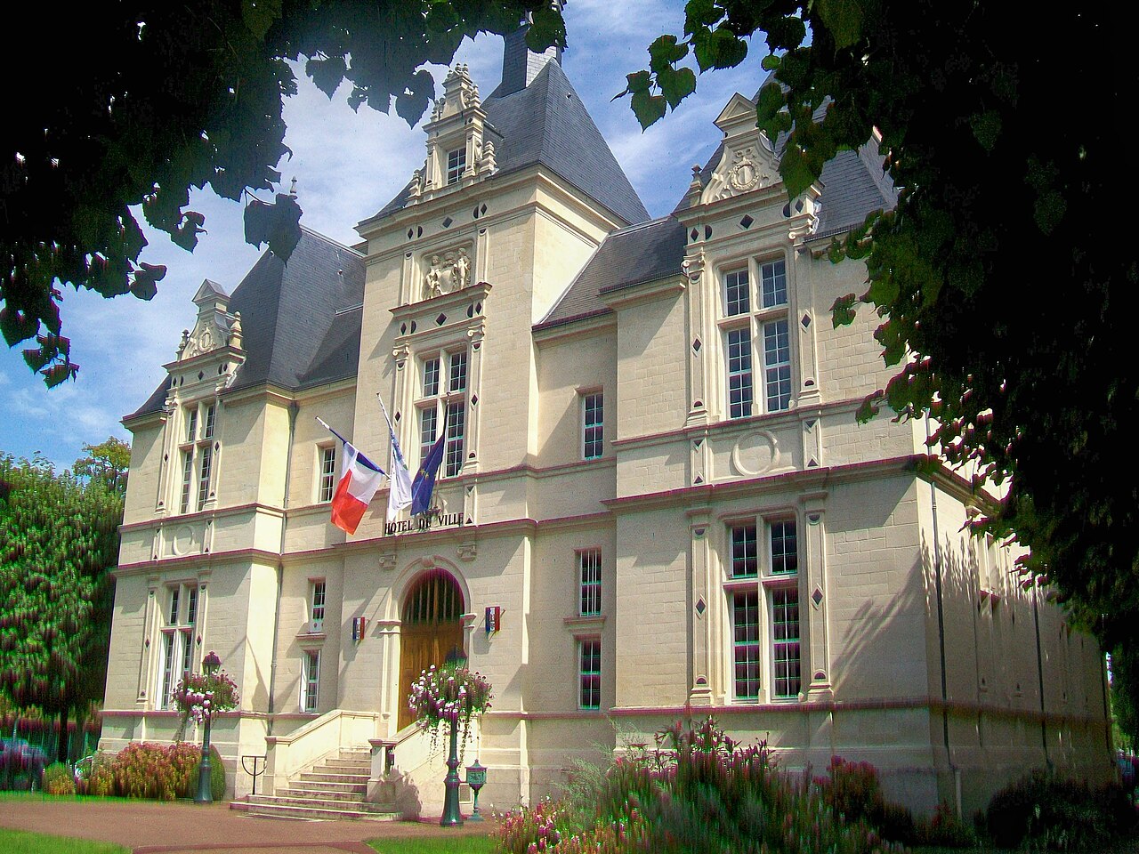 Vacances à L’Isle Adam-Isle-Adam-(95),_hôtel_de_Ville.jpg