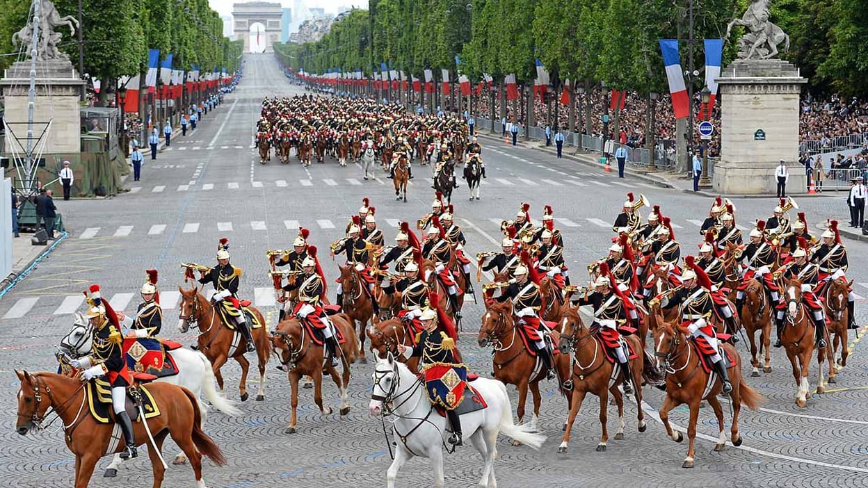 20 départs pour des balades-14-juillet-garde-républicaine-champs-elysees.jpg