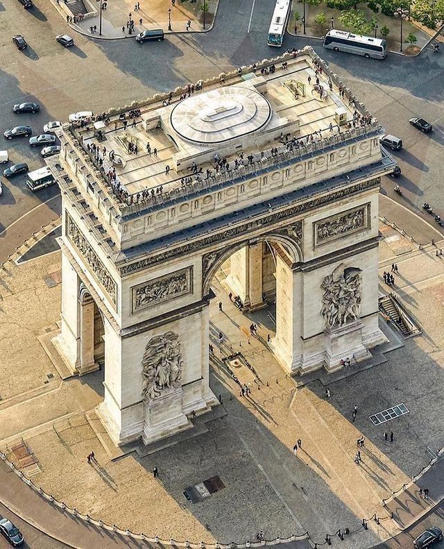 Arc-de-Triomphe-vu-par-drone.jpg