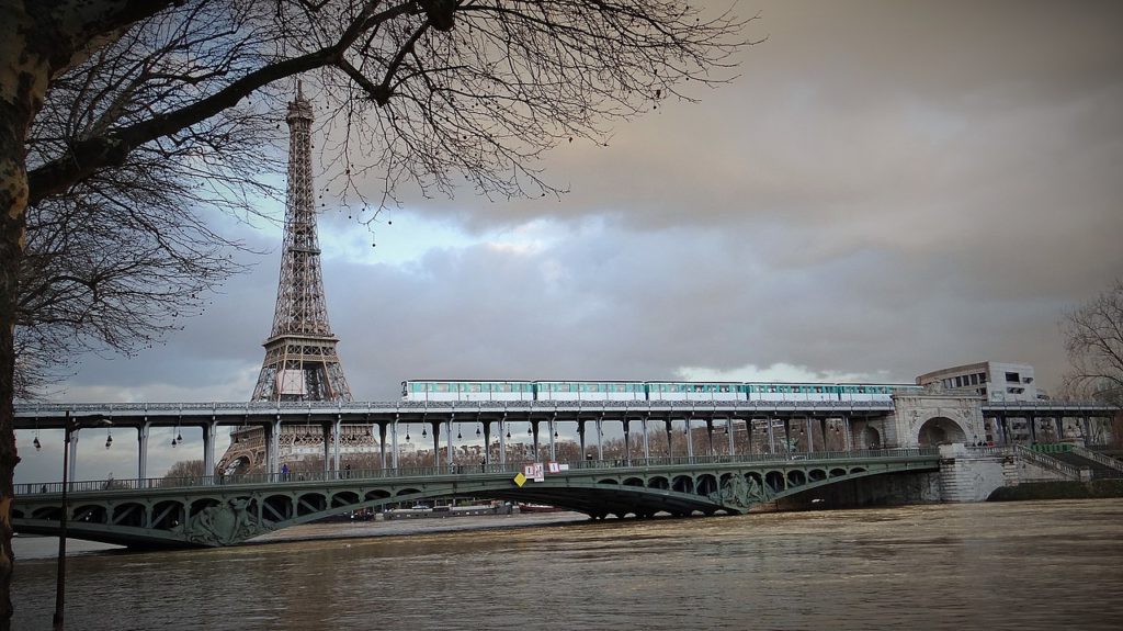Flooding-of-Seine-river-at-Bir-Hakeim-bridge