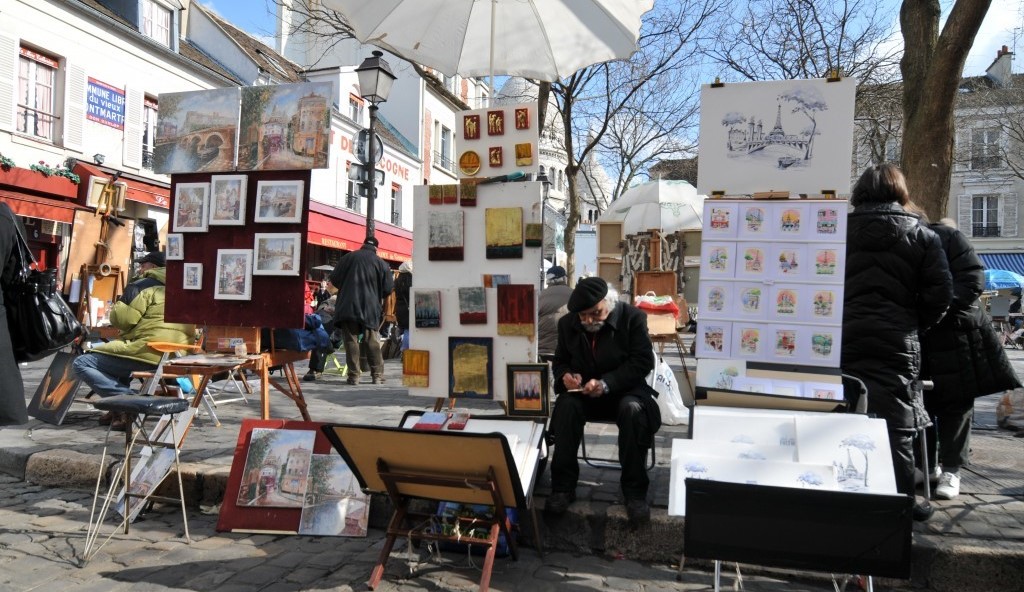 What-to-know-before-visiting-Paris-in-particular-place-du-tertre-at-montmartre-painters-and-touristes