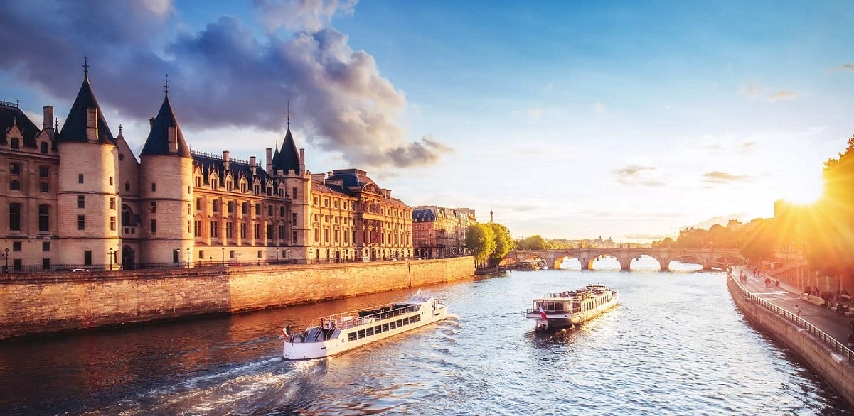 Croisière sur la Seine - in-front of th Conciergerie monument