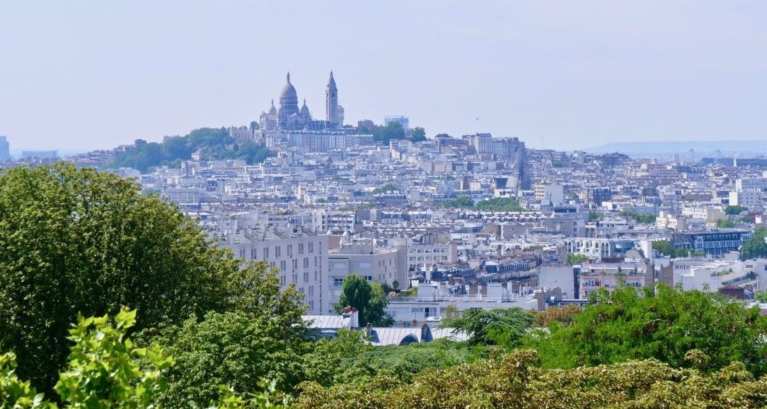 Montmartre-butte-vue-depuis-le-bas-côte-paris
