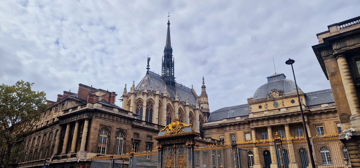 Palais-de-justice-in-middle-and-sainte-chapell-on-left