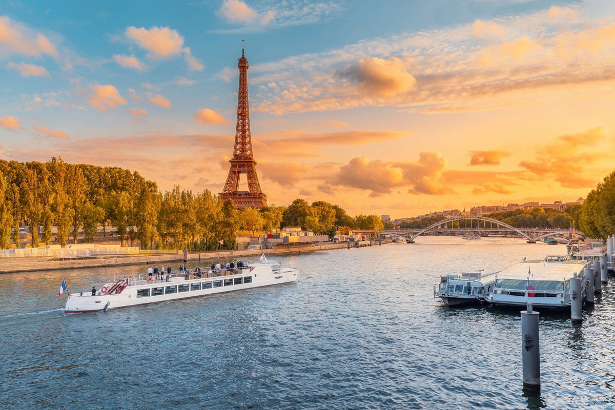 Entrée sans visa en France-croisière-sur-la-seine-devant-tour-eiffel