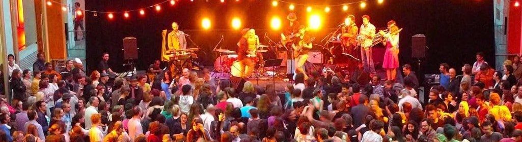 bals-everywhere-in-paris-on-july-14