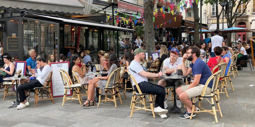 Relaxation-breaks-on-pompidou-bastille-walk-with-tourists-at-terrasse-of-bistrot