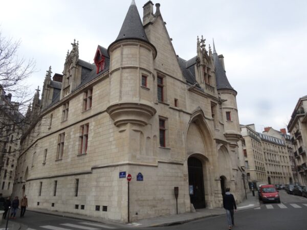 50 incontournables à visiter-hotel-de-sens-marais-paris-1024x768-1-600x450.jpg
