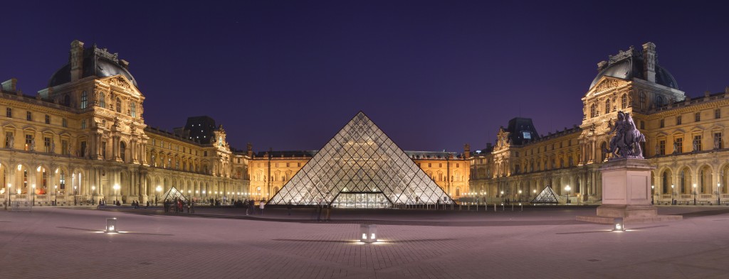 Louvre a jeho pyramida v noci