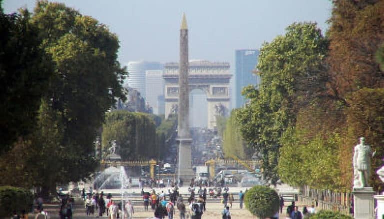 Champs-elysees-axe-place-concorde-arc-de-triomphe-la-defense-paris-2005-opt-768x439.jpg