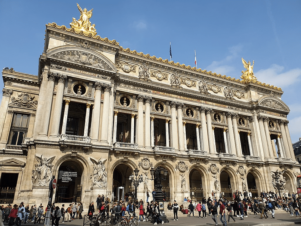 20-departures-for-walks-in-front-of-opera-garnier