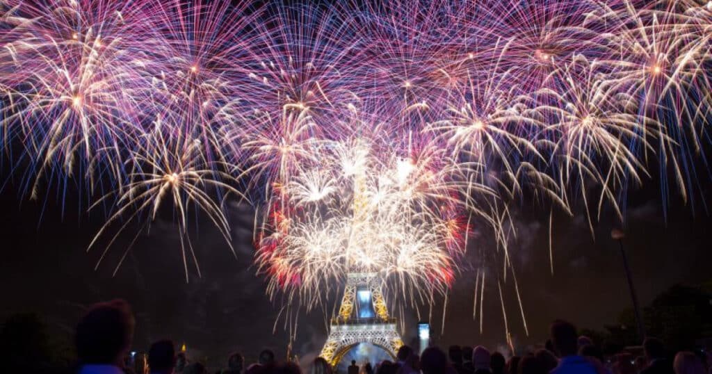 French-national-holiday-firework-eiffel-tower