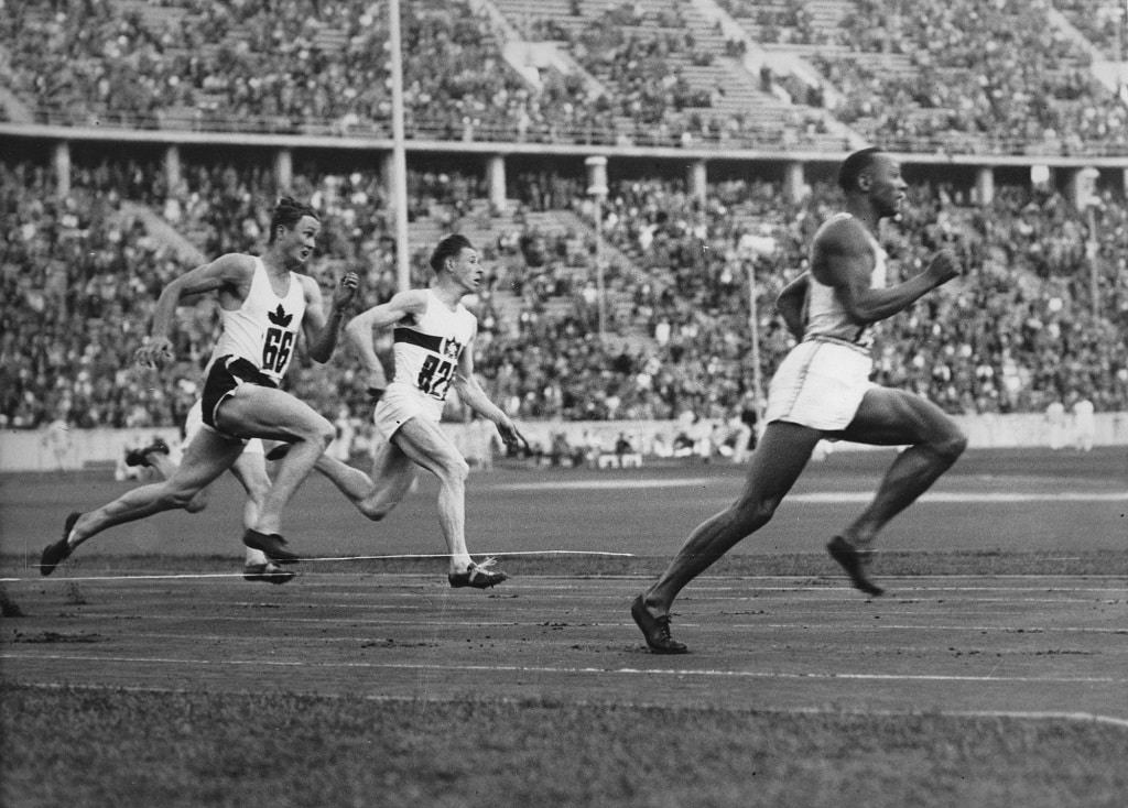 JO-1936-Jesse-Owens-devancant-tous-ses-concurents