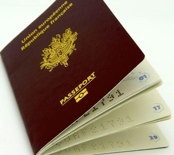 Accès à la France pour les étrangers-Acces-en-france-pour-etrangers-passeport-opt-600x533.jpg