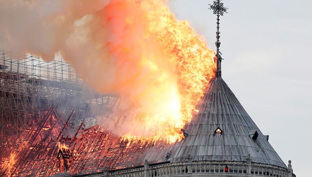 notre-dame-en-feu-le-toit