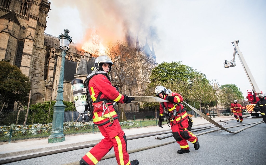 pompiers-de-paris-en-train-derouler-tuyaux