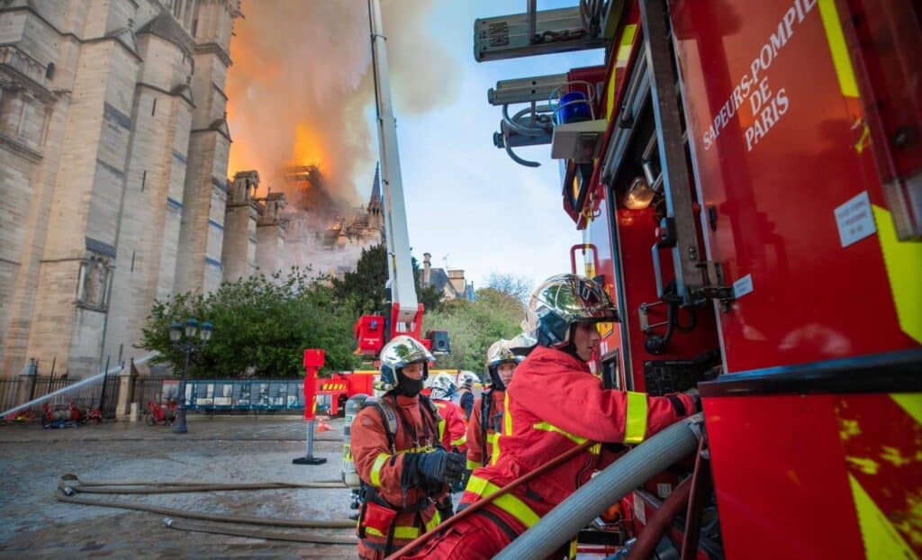 pompiers-de-paris-incendie-notre-dame
