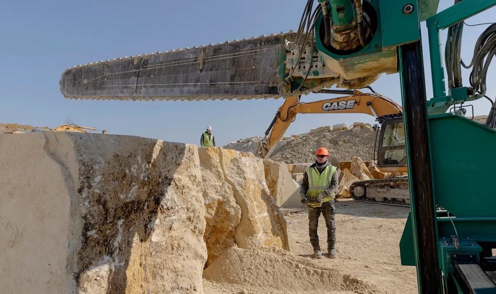 notre-dame-reconstruction-coupe-pierres-en-carriere