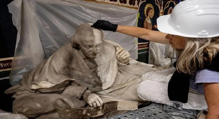Notre-dame-interior-rehabilitation-scumpturs-cleaning
