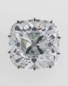 Vol-joyaux-couronne-diamant-le-regent-Louvre-opt-239x300.jpg