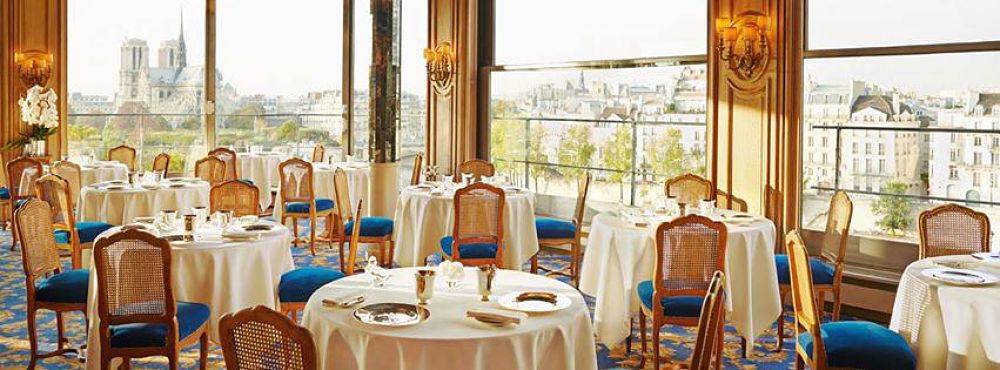Repas-français-main-room-tour-dargent-etoile-michelin-5th-arrondissement