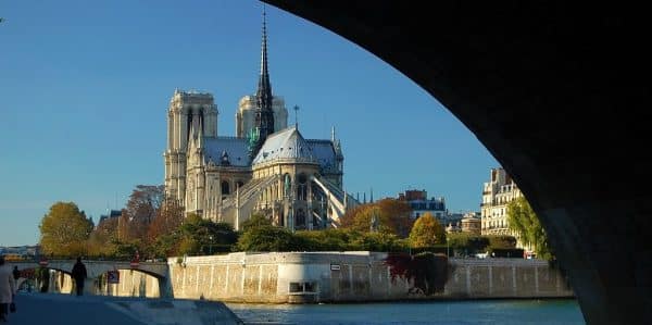 20 départs pour des balades-notre-dame-de-paris-vu-depuis-quai-de-la-tournelle-opt-opt-600x299.jpg