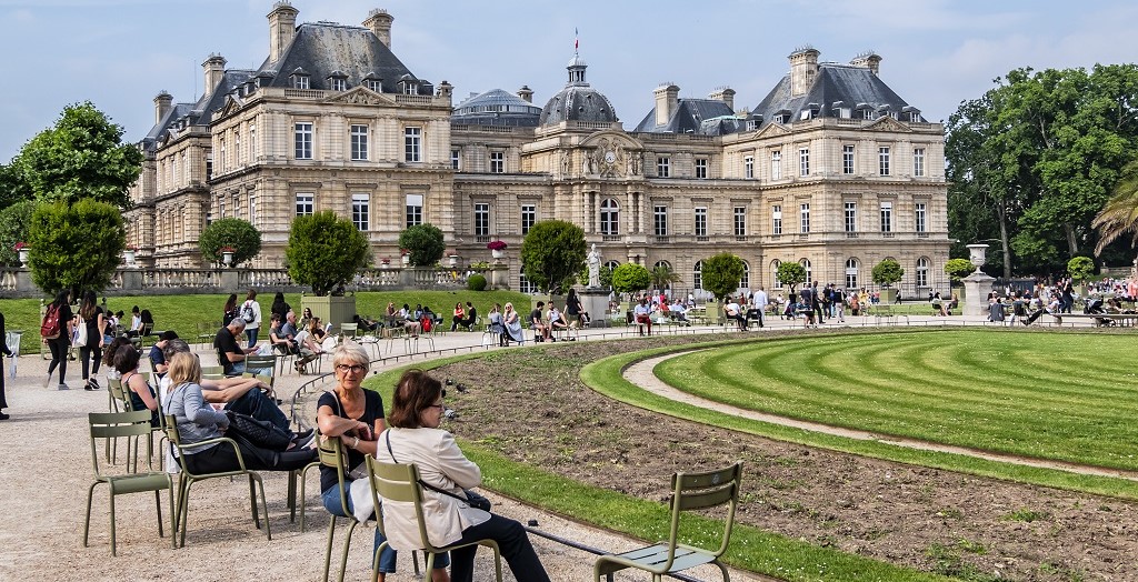 Jardin-luxembourg-chaises-typiques-et-promeneurs-au-repos