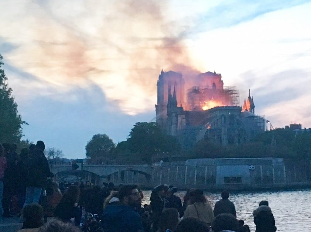 notre-dame-en-feu-a-21h
