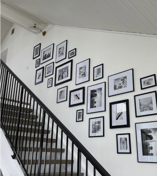 Photos-gallery-on-a-staircase
