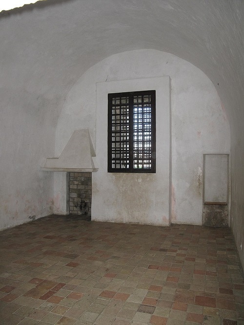 Cela więzienne Maski z Żelaza na wyspie Sainte-Marguerite