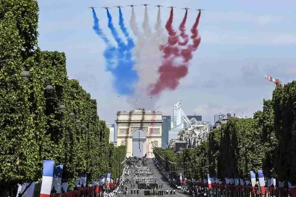 14-july-patrouille-de-france-over-champs-elysees