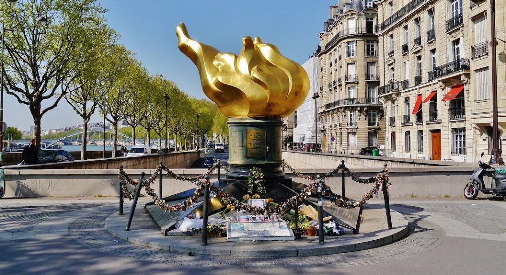 Place-diana-flamme-liberte-fleurs-hommage-diana-spencer